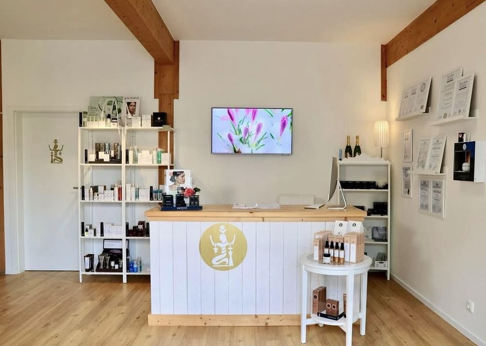 Empfangsbereich von Studio50 mit Sothys-Produkten